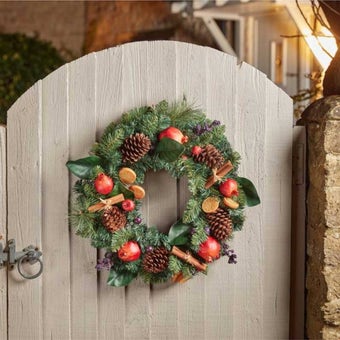 FestiveSpice 40cm Christmas Wreath - Handcrafted Appearance